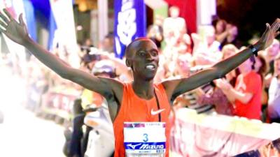 34 años de edad tiene el atleta keniano Stephen Tanui, quien compite profesionalmente desde que tenía 22 años.