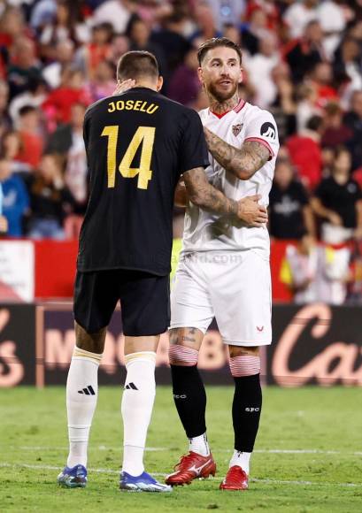 Sergio Ramos saludando a Joselu al final del partido.
