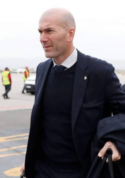 Zinedine Zidane con semblante serio llegó a Barcelona.