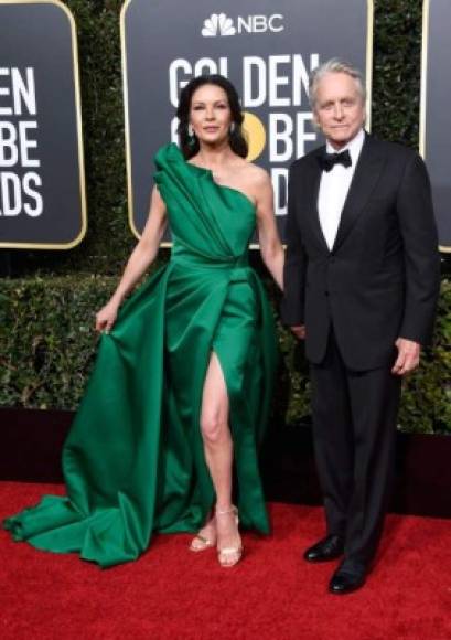 Catherine Zeta-Jones radiante con un vestido color verde, en la foto posando con su esposo Michael Douglas.