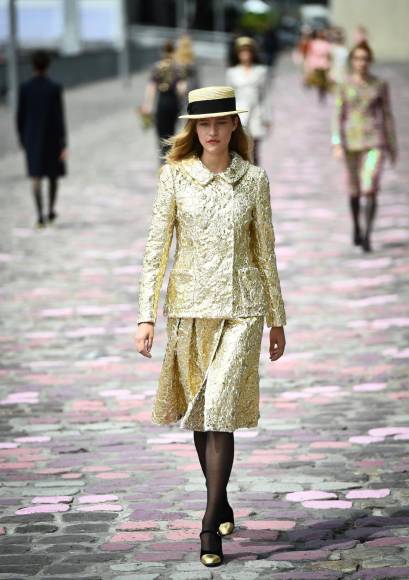 Chanel sacó en París, Francia la alta costura a pasear por los muelles del río Sena en París, mientras el cineasta Claude Lelouch la filmaba en la Ópera de París, donde el modisto Stéphane Rolland rindió homenaje a María Callas. A continuación los principales diseños de la colección: