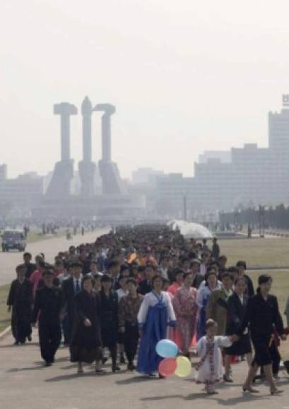 Un grupo de norcoreanos hace fila para visitar los monumentos más importantes del país durante la fiesta de Kim Jong Il.