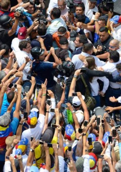 Del aeropuerto, Guaidó se trasladó al este de Caracas donde lo esperaba una multitud de seguidores.