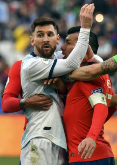 Al final, Messi mejor abrazó a Gary Medel para detener la bronca. Foto AFP