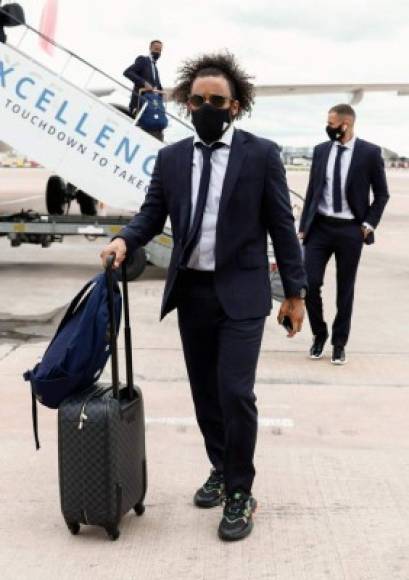 El llamativo look de Marcelo al momento de bajarse del avión en Manchester.