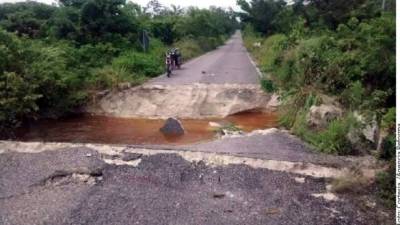 Los cortes carreteros generados por corrientes de agua fueron reportados en Quintana Roo, México.