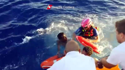 - Fotografía facilitada hoy, viernes 4 de octubre de 2013, por la Guardia Costera italiana que muestra el rescate de algunos inmigrantes en la costa cercana a Lampedusa ayer. EFE