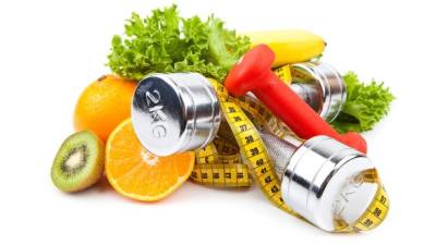 Se debe comer menos cantidad de grasas y establecer porciones más pequeñas de comida. Y hacer ejercicio diario.