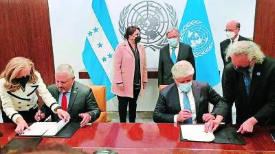 El canciller Enrique Reina y el enlace de la ONU, Miroslav Jenca, firmaron el memorándum.
