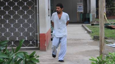 Paciente espera que su familia llegue a traerlo.