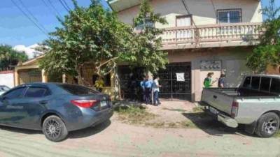 Personal de Medicina Forense arribó a la casa de Rosa Adelina Sorto (53) para realizar el levantamiento.