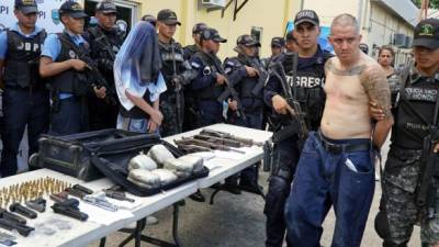 A Javier Aguiluz Contreras lo capturaron en una casa de la colonia Planeta, de La Lima, con armas y listados de la extorsiones que cobraba la 18 en el Valle de Sula.
