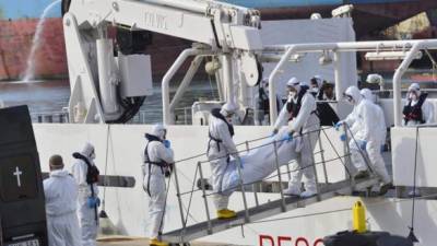 Miembros de la Guardia Costera italiana desembarcan los cuerpos sin vida de 24 inmigrantes del barco Gregoretti en el puerto de la Valeta en Malta. EFE/Archivo