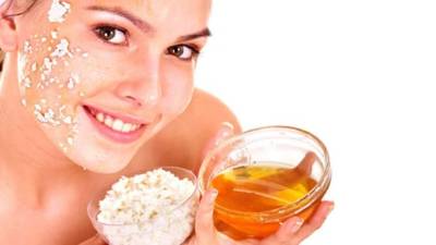 Aplique miel de abejas sobre el rostro y deje actuar por 15 minutos. Retírela con un pedazo de algodón empapado en agua tibia de rosas.