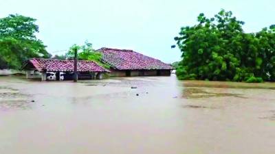 La Costa de los Amates y el sector El Cubulero, del municipio de Alianza, Valle, enfrenta una grave situación de inundaciones tras el desbordamiento del río Goascorán.
