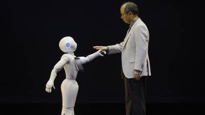 El presidente electo de Estados Unidos, Donald Trump, y el consejero delegado (CEO) de SoftBank, Masayoshi Son, anunciaron este lunes en una comparecencia conjunta que la empresa japonesa de telecomunicaciones planea invertir 100.000 millones de dólares en proyectos estadounidenses en los próximos cuatro años.