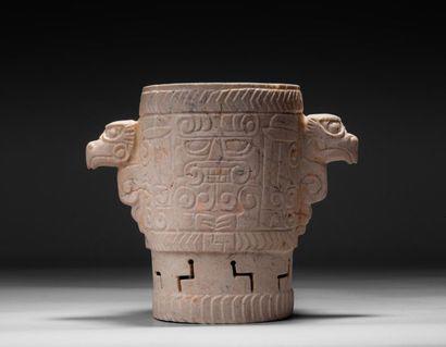 Pieza subastada por Millon de París, Francia, en junio de 2020. Según, Millon, es un jarrón de mármol tipo travertino blanco ligeramente roto pegado en dos o tres lugares como suele ser el caso de este tipo. Origen: valle de Ulua, Honduras, data del 900-1200 d. C. Mide: 20 x 25 centímetros. Precio: entre 28,000 - 32,000 euros.