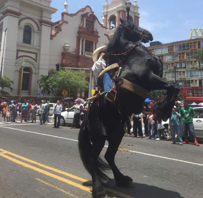Desfile hípico de la Agas encanta a los sampedranos