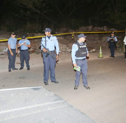 Investigadores recolectan elementos en 'casa loca” de crimen de estudiantes