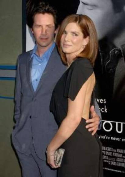 En esta imagen se puede ver como el actor coloca su mano en la espalda de la actriz para una foto, algo que él evita hacer con cualquier otra mujer.