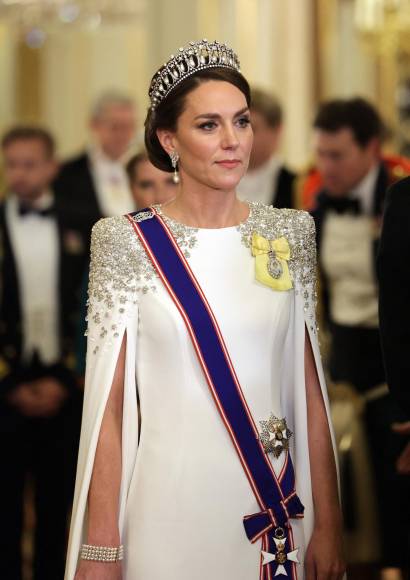 Sus pendientes de perla también fueron un tributo a la princesa Diana, que los usó en múltiples ocasiones en este tipo de eventos. Complementó sus joyas con un brazalete de perlas diseñado en 1988 por Nigel Milne y que pertenecía la reina Isabel II.