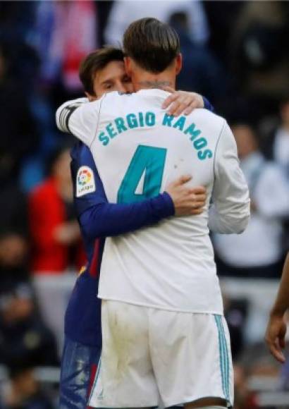 Al final del partido, Messi y Sergio Ramos se abrazaron.