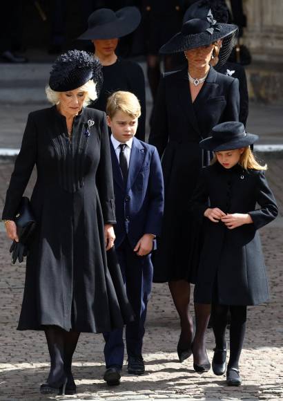 Con las miradas del mundo puestas en la familia real, la princesa de Gales se apegó al protocolo de la monarquía para los funerales con un vestido completamente negro y un sombrero de ala con velo.