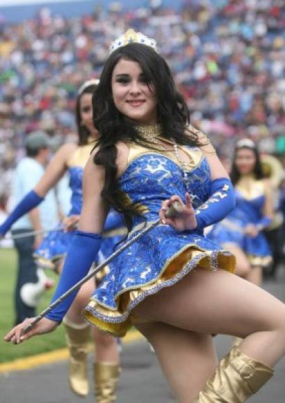 Onice Flores, la palillona que más impactó en los desfiles del 2015