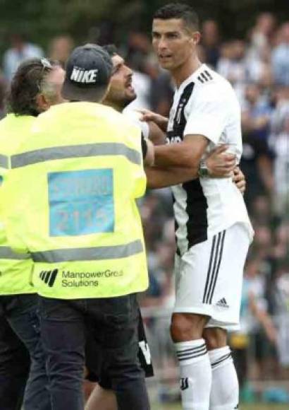 Lamentablemente, el partido no se pudo terminar y finalizó a los 72 minutos luego de que varios aficionados invadieron el terreno de juego para poder saludar a Cristiano Ronaldo.