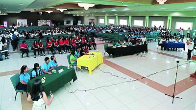 Los colegios participantes se enfrentaron por equipos a tres rondas de preguntas.