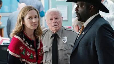 Al centro el actor Charles Cyphers, conocido por su papel como el sheriff Leigh Brackett.