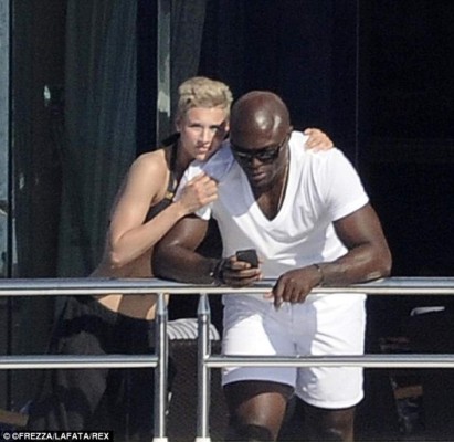 Captan a Seal con guapa mujer rubia