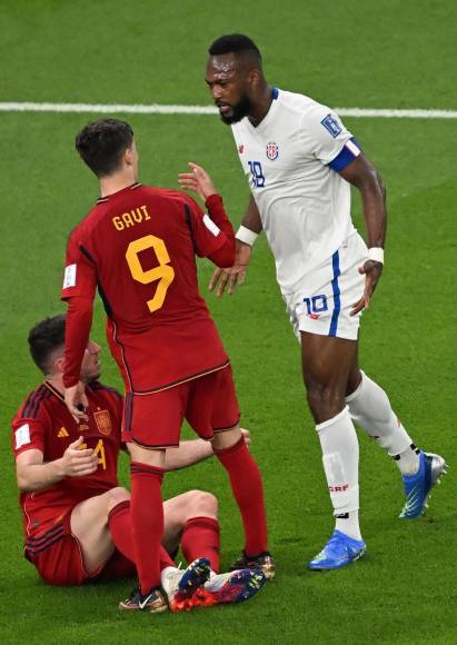 El costarricense cayó encima del jugador del Manchester City y llegó Gavi a reclamarle. Kendall Waston reaccionó muy molesto.