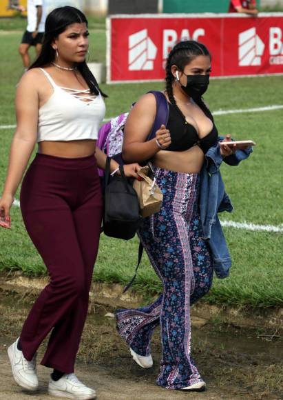 Estas dos guapas chicas llegaron así al estadio Marcelo Tinoco de Danlí para el partido UPN-Olimpia.