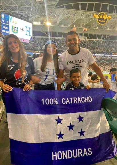 La leyenda de la Selección de Honduras, Amado Guevara, estuvo presente en el Hard Rock Stadium con su familia apoyando a la Bicolor ante Argentina.