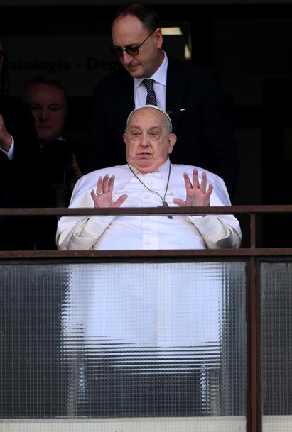 Las primeras imágenes del Papa Francisco tras salir del hospital