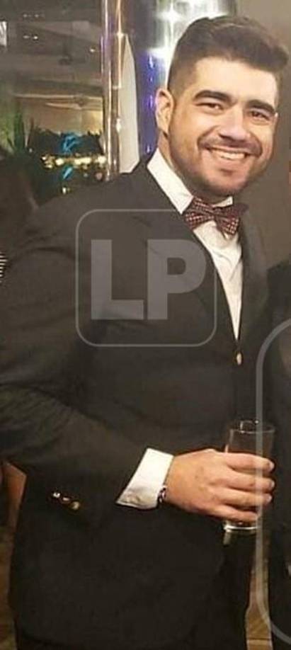 Hasta al mediodía de hoy viernes, la Policía Nacional maneja dos versiones: una es que al motel llegó el esposo de la supuesta mujer con que andaba el ahora occiso y lo mató, y la otra es que llegó con otro hombre que es quien lo habría matado.