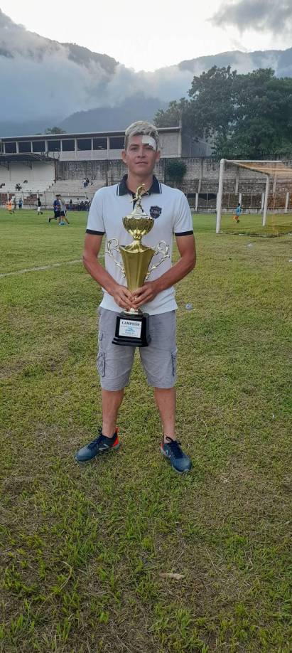 Francisco Martínez cuenta con 29 años de edad y su emoción tras ser convocado a la Bicolor es evidente: “Es algo único. Es lo más lindo que le puede pasar a uno como jugador en la vida”, declaró en charla con Diario LA PRENSA.