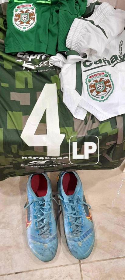 Además, Francisco Martínez usa los tacos que le regaló Brayan Beckeles para su debut.