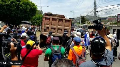 Volqueta fue usada para tapar la carretera.