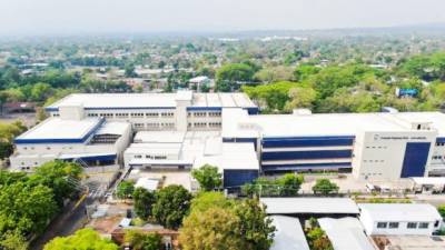 El Gobierno de Nayib Bukele sigue llevándose los aplausos de la región al inaugurar este lunes el Hospital Regional del Instituto de Seguridad Social de El Salvador (ISSS) en San Miguel, oriente de El Salvador, un moderno complejo que será destinado para tratar a los pacientes con coronavirus en el vecino país.