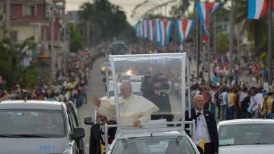 El Papa recibió el cariño de los cubanos a su llegada a La Habana.