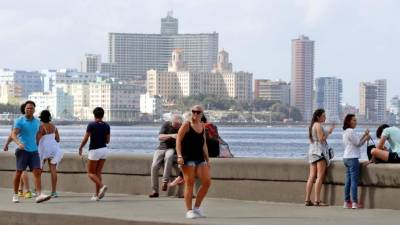 Cuba, que en 2016 entró en recesión por primera vez en 23 años al decrecer su economía en 0,9 %, solo produce el 40 % del combustible que consume. EFE/Archivo