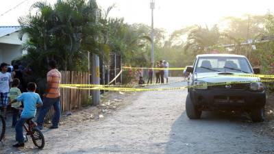 Los vecinos se acercaron a la escena para lamentar la pérdida del líder de la comunidad.