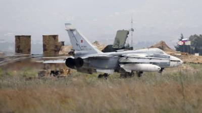 Un avión bombardero ruso Su-24 pasa frente un sistema anti aéreo S-400 en la base aérea Hmeimym en la provincia de Latakia (Siria). EFE/Archivo