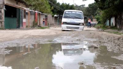 Un bus rapidito circula por la 8 calle de Planes de Calpules. Foto: Ricardo Claros.