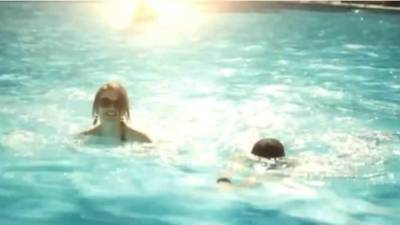 Cinco jóvenes se fueron con sus parejas de viaje y después de un día bajo el sol, todos se van a la cama. La sorpresa que se llevan después, no te la imaginas. Foto YouTube