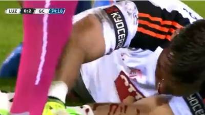 (FILES) In this file photo taken on November 1, 2007 Italy 's Ruggiero Rizzitelli (L) attempts to score as England' goalkeeper Peter Bonetti grabs the ball as part of a soccer match held between Italy and England Legends in the framework of the Malta Music Festival, in Ta' Qali National Stadium in Malta. - Former Chelsea and England goalkeeper Peter Bonetti has died at the age of 78 following a long-term illness, the Premier League club announced Sunday, April 12. (Photo by BEN BORG CARDONA / AFP)