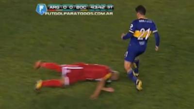 El mediocampista de Argentinos, Gaspar Iñiquez, se tropezó y cayó entre las piernas de Erbes, jugador del Boca. En la acción, perdió tres dientes.