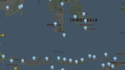 Las autoridades indonesias temen que un avión Boeing 737-500 de la aerolínea local Sriwijaya Air, que llevaba 62 personas a bordo y con el que se perdió contacto poco después de su despegue de Yakarta este sábado, se haya estrellado en el mar.